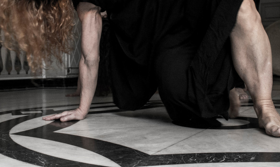 Pose de uma bailarina contemporânea