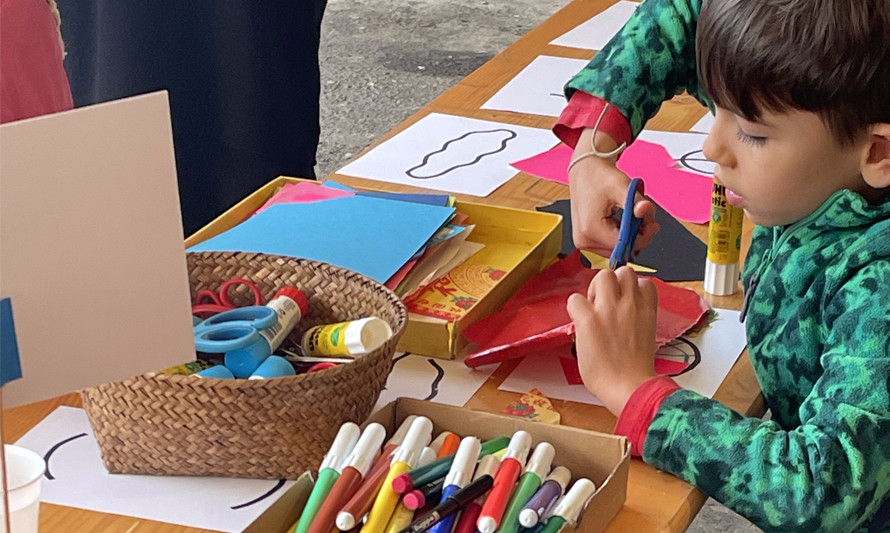 Criança a desenhar com canetas