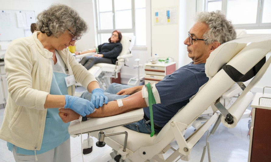 pessoa a doar sangue