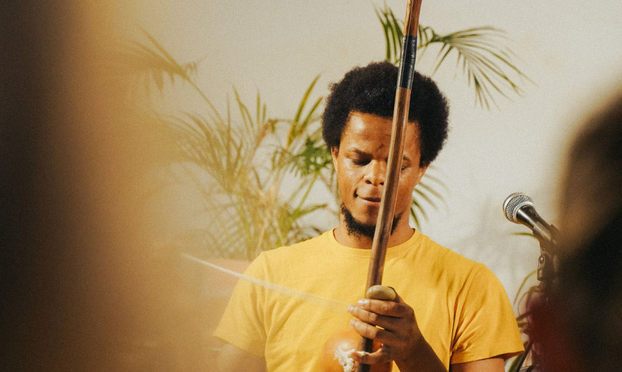 Mista Sanches a tocar berimbau