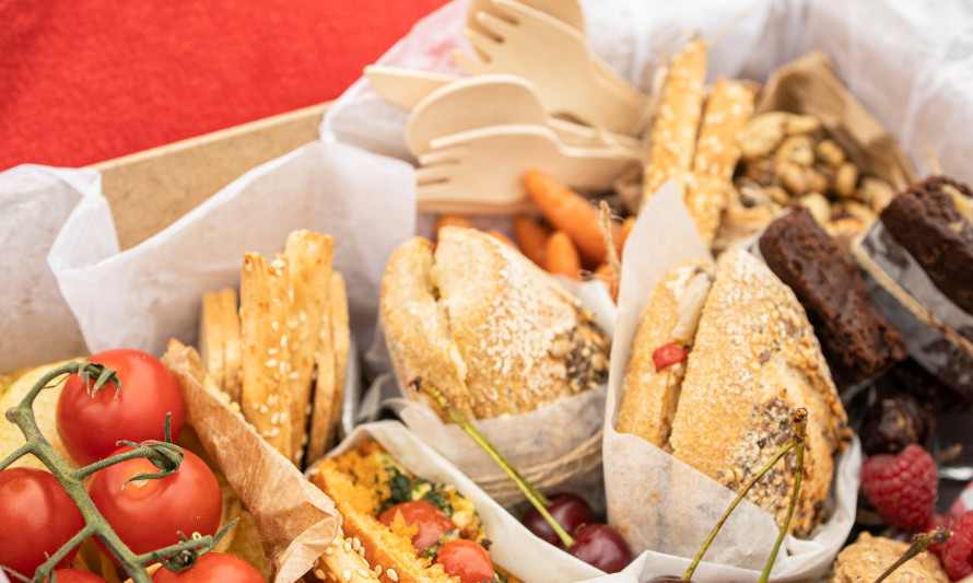cesto de piquenique com frutas e pães variados