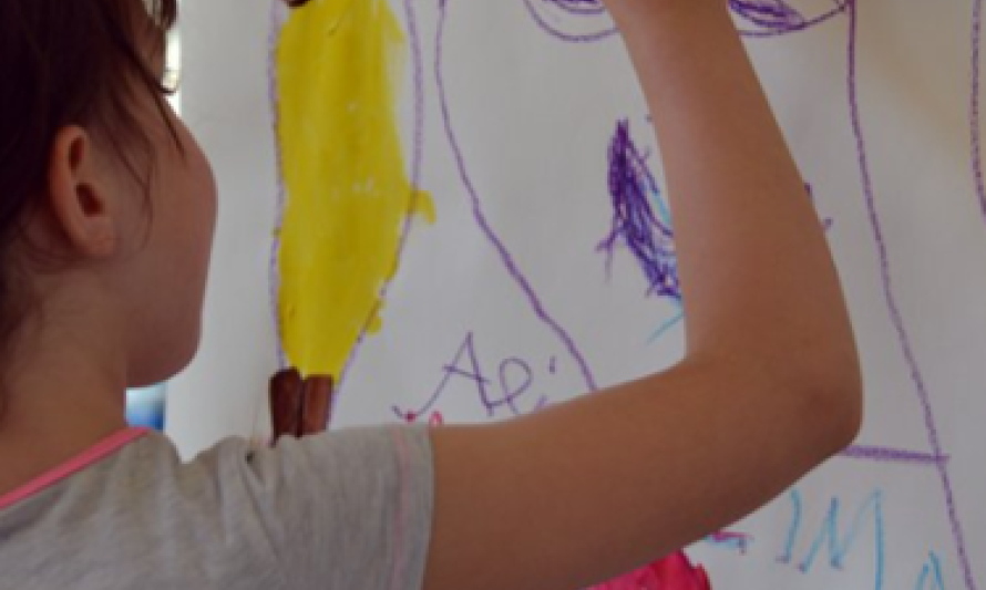 criança a pintar quadro de autoretrato
