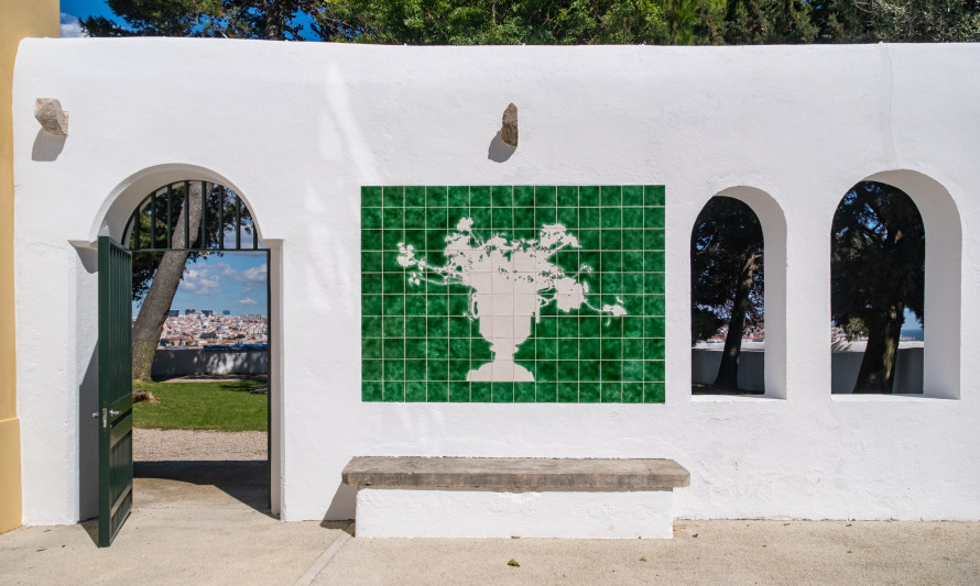 "Vaso verde", de Lourdes Castro (painel de azulejos)