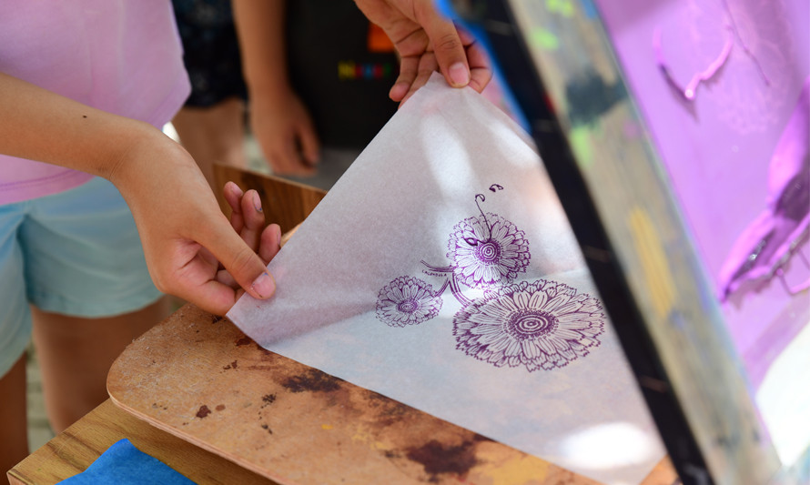 mãos de criança com quadro de serigrafia