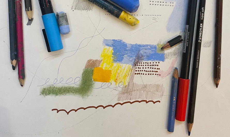 materiais de desenho sobre uma folha