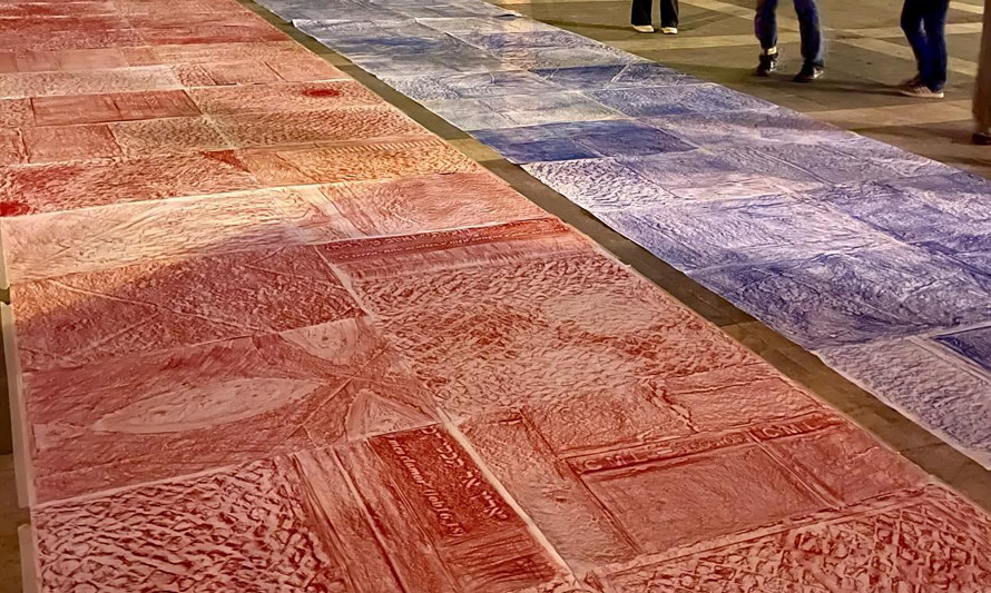 Desenhos em azul e vermelho feitos com a técnica de frottage