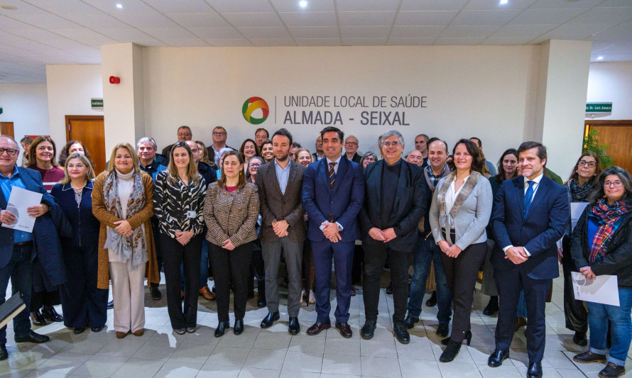 grupo de pessoas a posar para uma fotografia