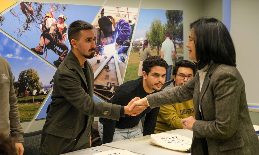 pessoas a cumprimentar-se