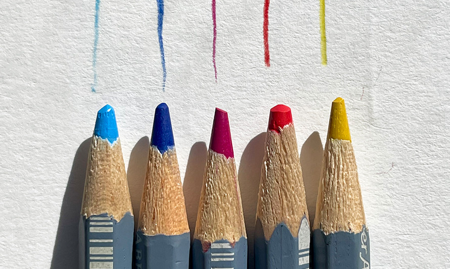 Lápis azuis, laranja e amarelo