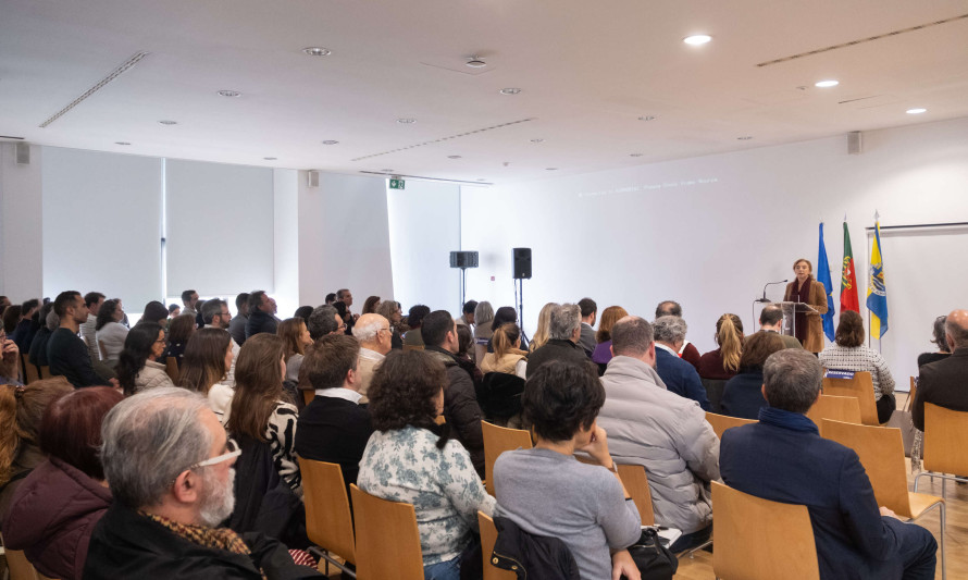 pessoas numa conferência