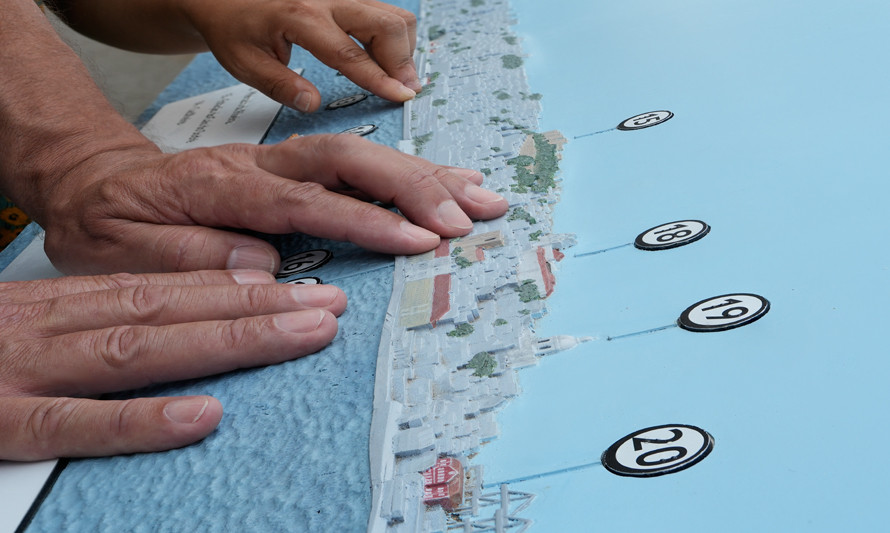 mãos a tactearem a planta táctil da paisagem na Casa da Cerca