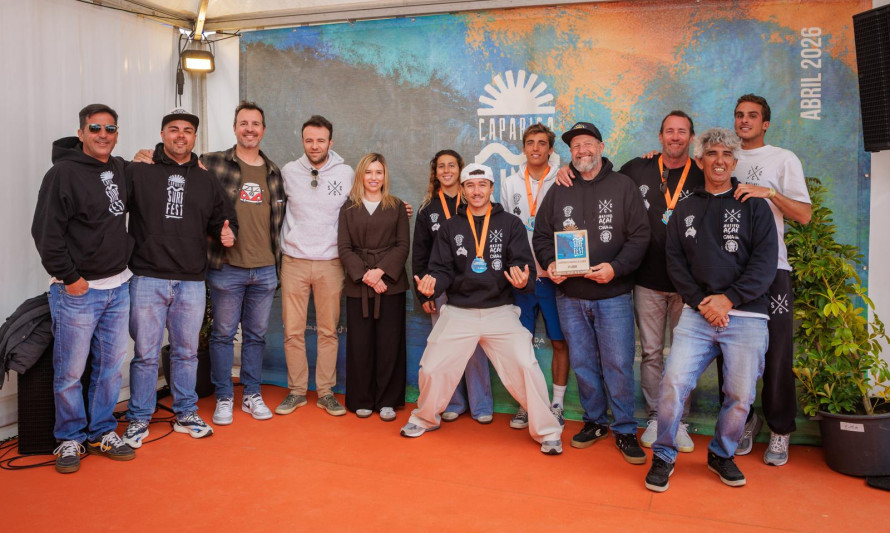 grupo de pessoas a celebrar