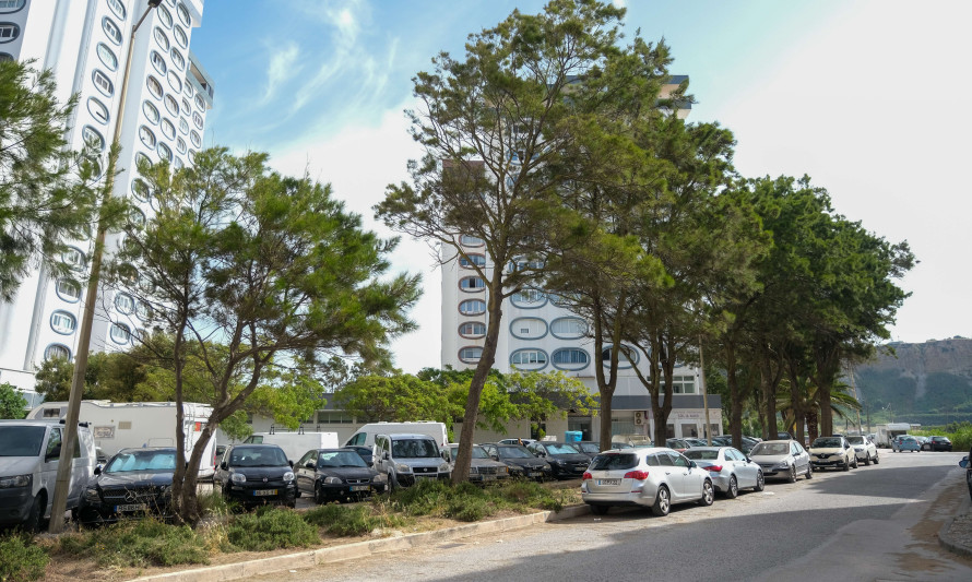 Estrada com prédios e estacionamento