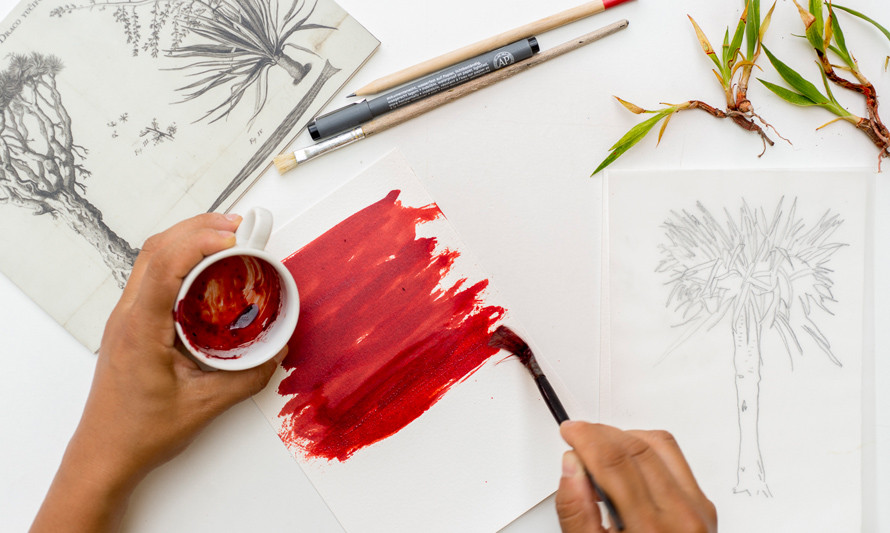 mãos a pintar com sangue de drago