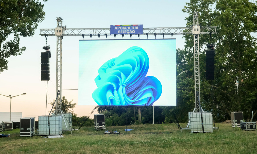 Ecrã gigante num parque verde