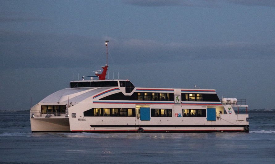 Catamaran transporte fluvial