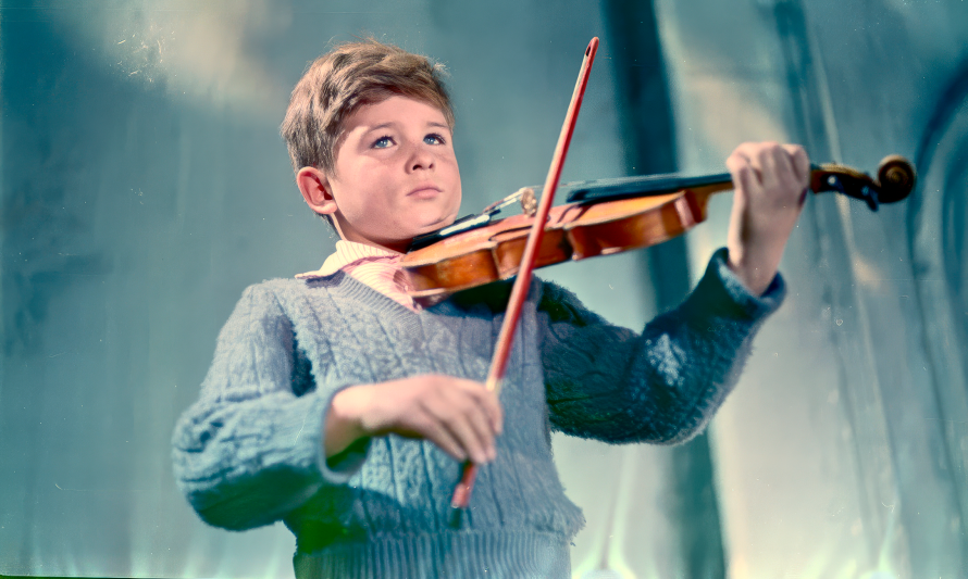 Imagem do filme "O rolocompressor e o violinista" - criança a tocar violino