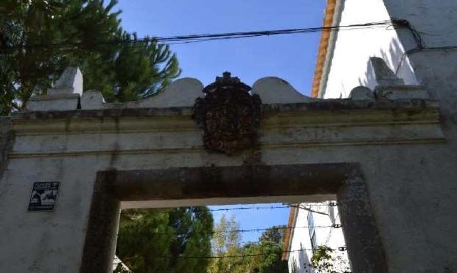 Imagem representativa de Portão Brasonado da Quinta de Santo António do Caiado / Quinta do Caiado. Brasão.