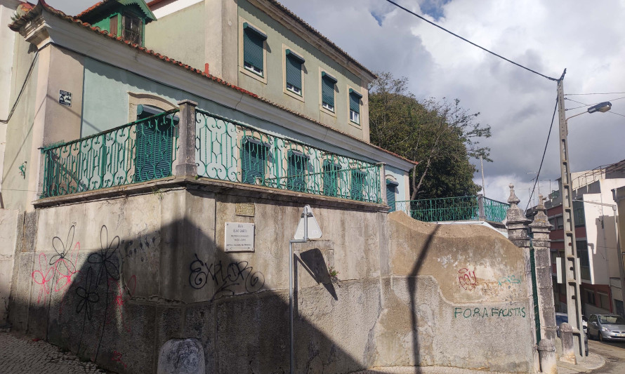 Imagem representativa de Quinta dos Ferguson / Casa dos Ingleses. Enquadramento lateral do edifício.