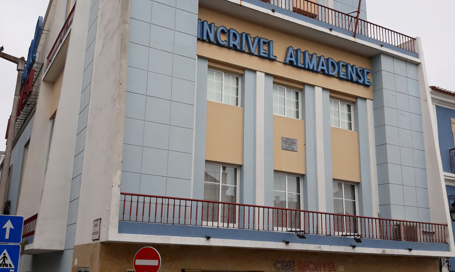 Imagem representativa de Antigo Cinema da Sociedade Farmónica Incrível Almadense (SFIA). Enquadramento do edifício.
