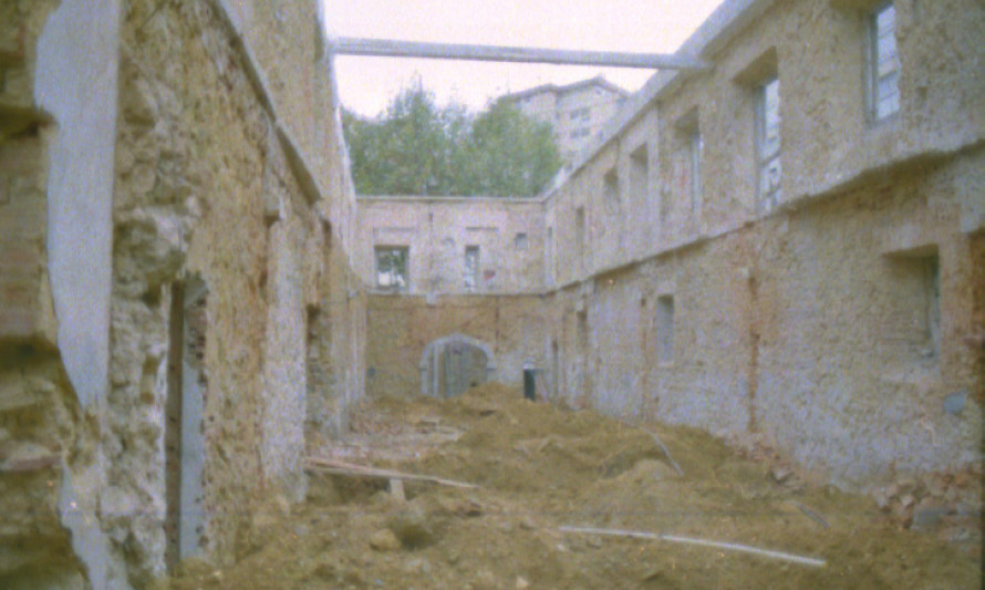 Imagem representativa de Quinta dos Frades / Casa Barral / Museu da Cidade de Almada. Fase de obra de reabilitação do edifício. Interior após picagens parietais.