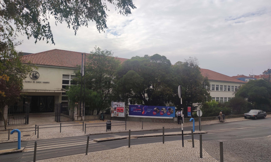 Imagem representativa de Escola Secundária Emídio Navarro. Enquadramento parcial do edifício.