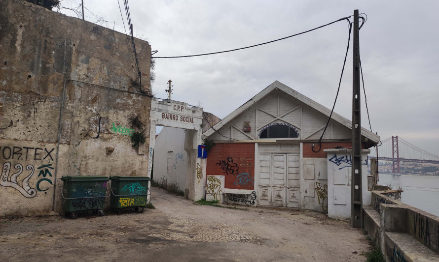 Imagem representativa de Companhia Portuguesa de Pesca. Entrada para o antigo bairro social a atual Comissão de Moradores.