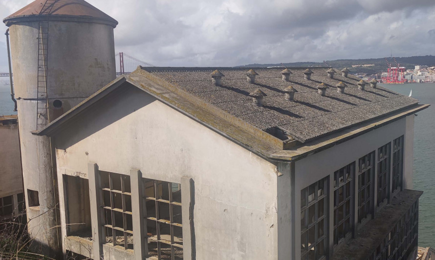 Imagem representativa de Fábrica de Óleo de Fígado de Bacalhau. Edifício em avançado estado de degradação.