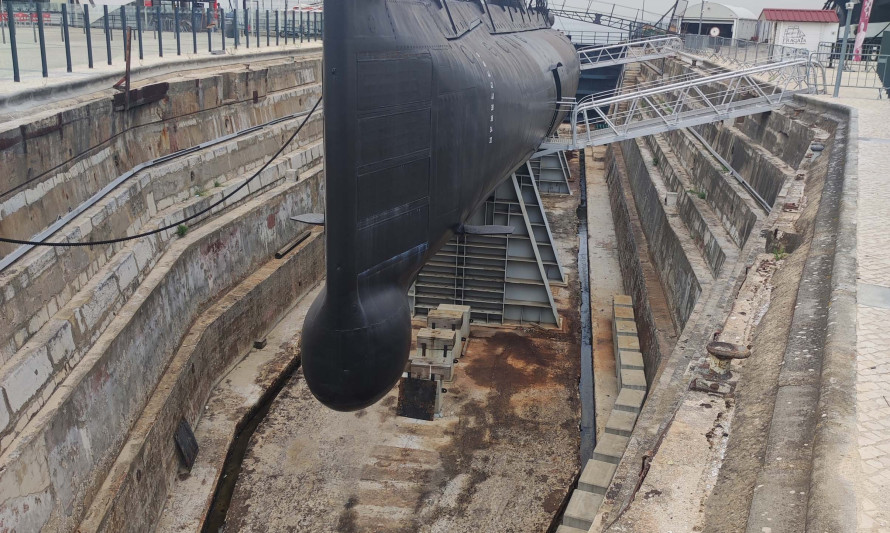 Imagem representativa de Docas da Parry & Son. Submarino Barracuda exposto na antiga doca seca dos estaleiros.