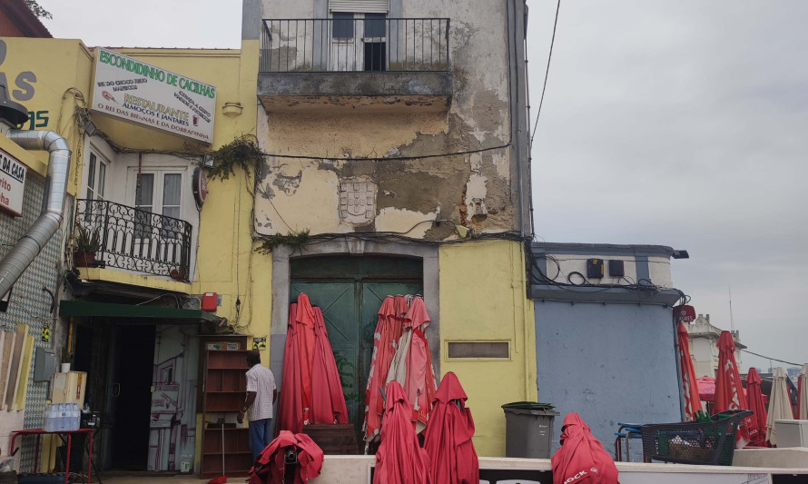 Imagem representativa de Forte de Santa Luzia. Edifício diluído em densa mancha urbana.