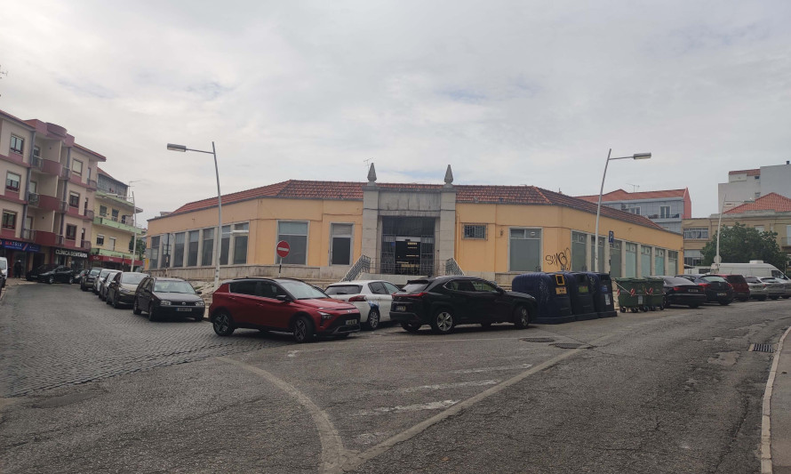 Imagem representativa de Mercado Municipal de Almada. Enquadramento do edifício.