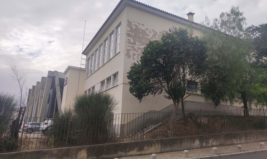 Imagem representativa de Escola Secundária Emídio Navarro. Fachada tardoz. Perspetiva lateral.