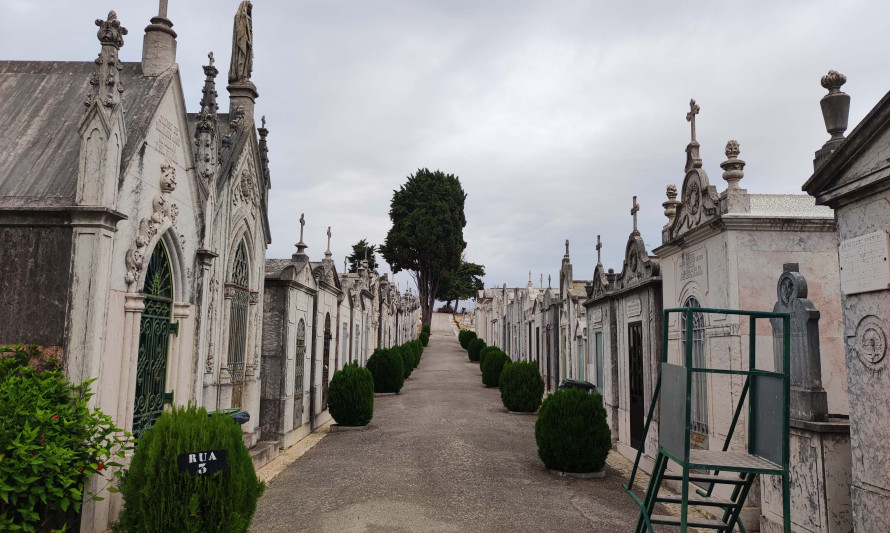 Imagem representativa de Cemitério de Almada. Rua com jazigos familiares.