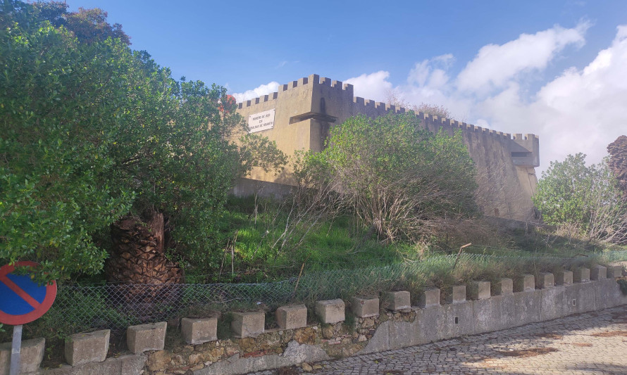 Imagem representativa de Almada - Castelo. Perspetiva lateral.