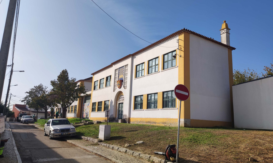 Imagem representativa de Escola Básica N.º 2 da Cova da Piedade. Enquadramento do edifício.