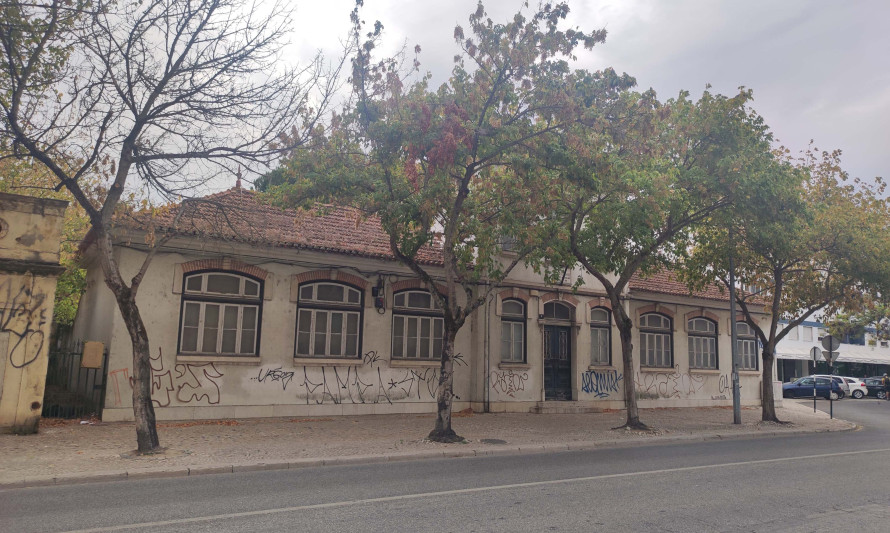 Imagem representativa de Escola Primária António José Gomes. Enquadramento atual do edifício.