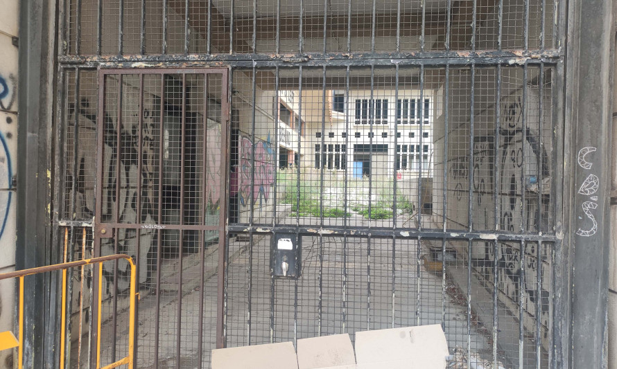 Imagem representativa de Edifício da EDP. Portão de acesso ao pátio interior.