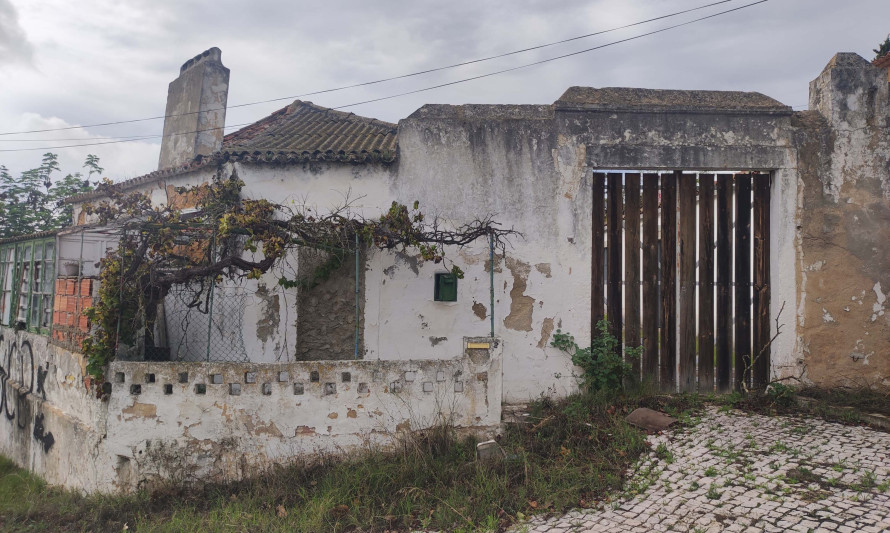 Imagem representativa de Quinta do Ministro. Portão de acesso a pátio interior.