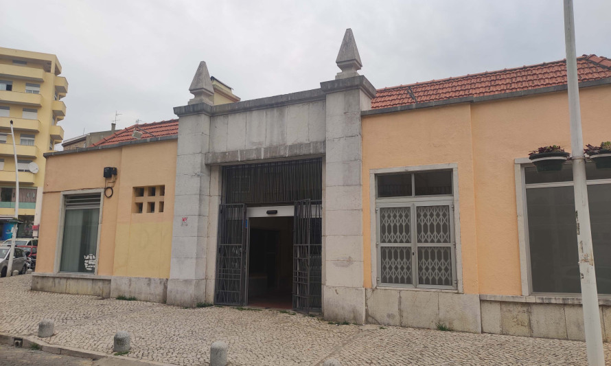 Imagem representativa de Mercado Municipal de Almada. Perspetiva parcial.