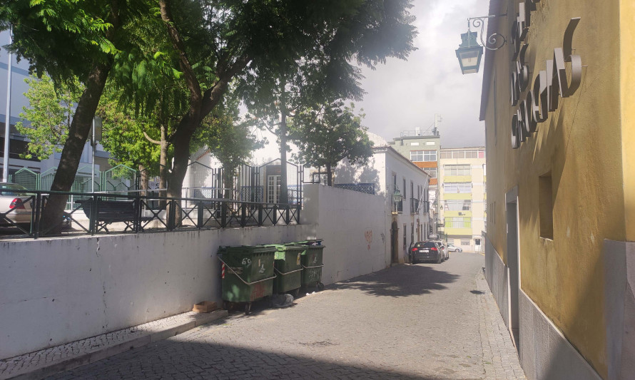 Imagem representativa de Casa Pragana. Enquadramento urbano lateral.