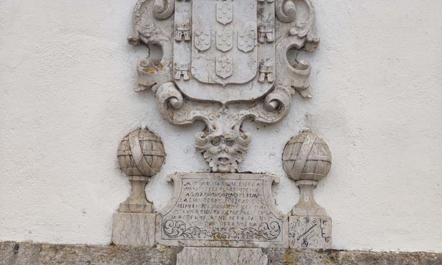Imagem representativa de Fonte da Pipa. Brasão régio joanino e placa evocativa.
