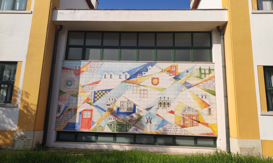 Imagem representativa de Escola Básica N.º 2 da Cova da Piedade. Painel de azulejos comemorativo.