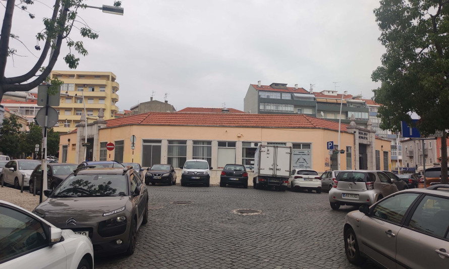 Imagem representativa de Mercado de Almada. Vista obtida desde a Rua de Olivença.