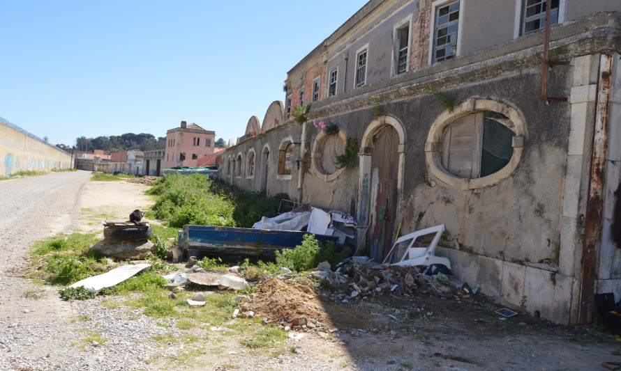 Imagem representativa de Antigo Cais do Caramujo. Fase inicial da intervenção junto ao edifício da alfândega em estado avançado de ruína (2018).
