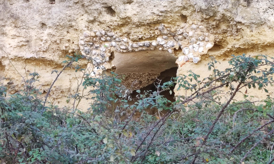Imagem representativa de Quinta da Virgem de Macarena 2. Pormenor da entrada de um dos abrigos.
