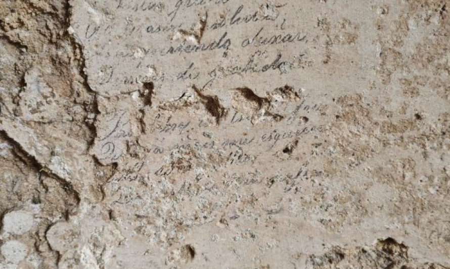Imagem representativa de Quinta da Virgem de Macarena 2. Louvor escrito a lápis na parede do abrigo.