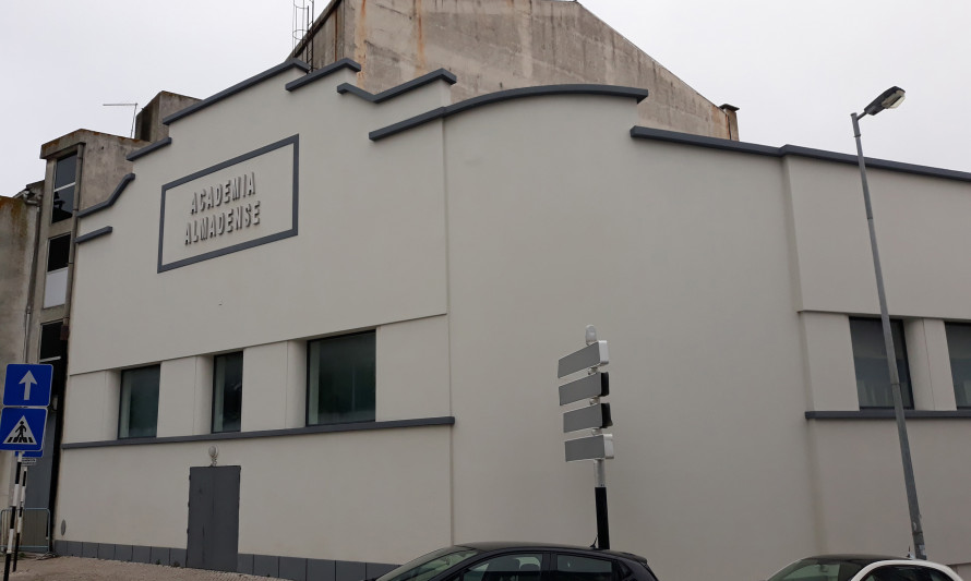 Imagem representativa de Edifícios do Cineteatro e do Cinema da Academia de Instrução e Recreio Familiar Almadense - AIRFA. Vista tardoz.