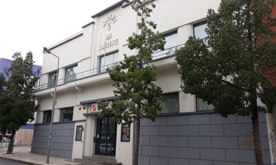 Imagem representativa de Edifícios do Cineteatro e do Cinema da Academia de Instrução e Recreio Familiar Almadense - AIRFA. Enquadramento da fachada principal.