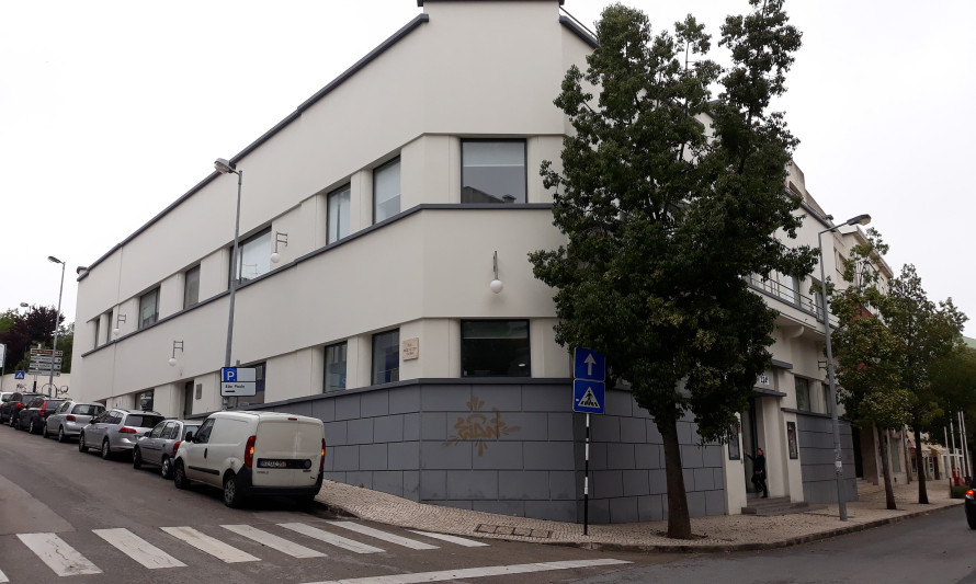Imagem representativa de Edifícios do Cineteatro e do Cinema da Academia de Instrução e Recreio Familiar Almadense - AIRFA. Perspetiva lateral.