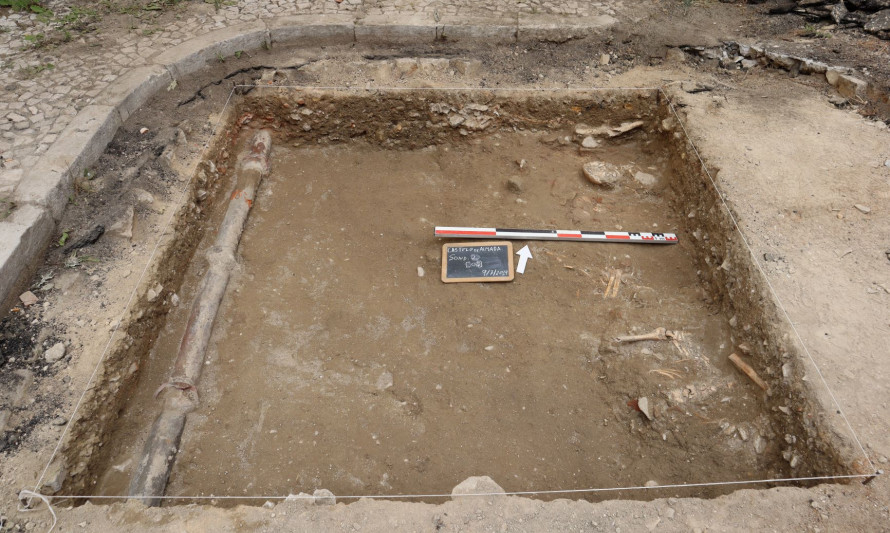Imagem representativa de Castelo de Almada. Sondagem 2: pormenor dos contextos funerários identificados.
